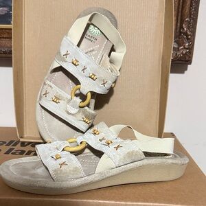 Earth Origins Women's Tan Sandals with Gold Accents